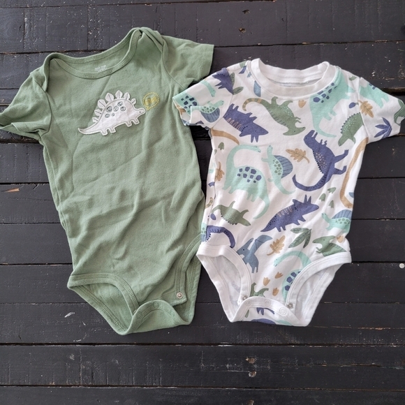 Carter's 18 Months Lot of 2 Short Sleeve Bodysuits Green Dinosaur Baby Boy - Picture 1 of 2